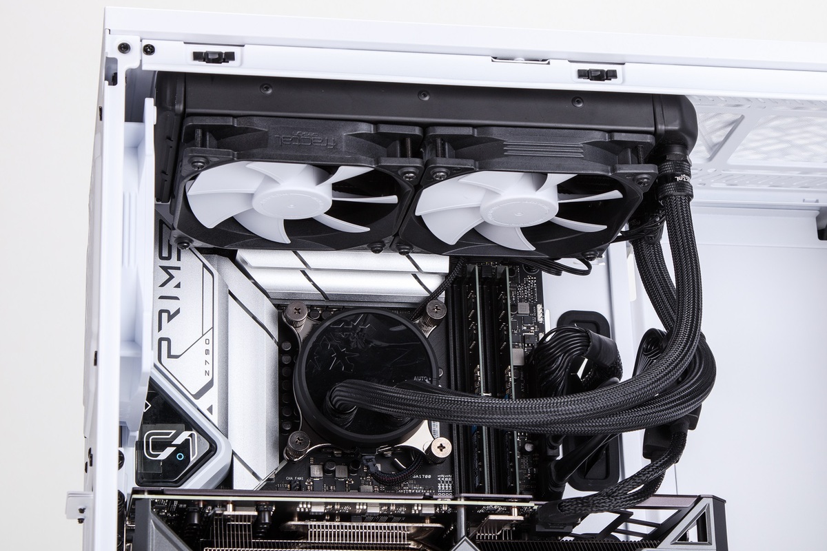 Core i7-14700KFを搭載したプレミアムPC、20コア/28スレッドのパワーを見よ!