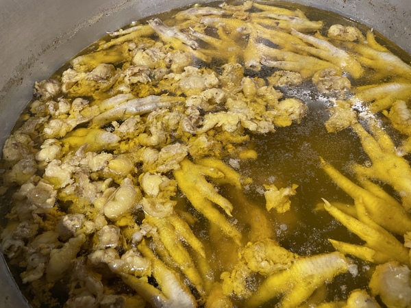鶏と水だけでとったスープ。長時間かけて炊くことで旨味たっぷり 麺の風 祥気