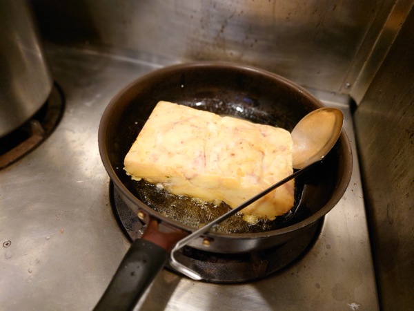営業中も気を配りながら、黄金色の鶏油が作られていく 麺の風 祥気
