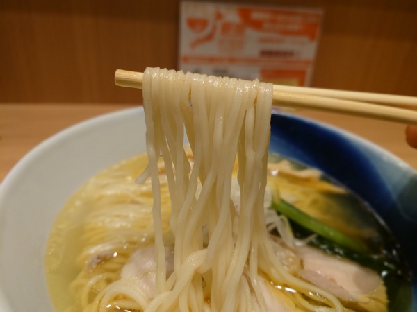 合わせる麺は、新潟では珍しい低加水の中細麺 麺の風 祥気