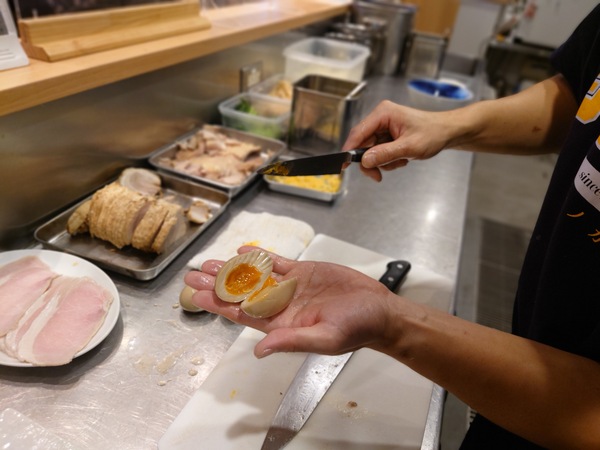 味玉のギザギザカットは、すべて包丁で手切り。具材にも確かな技術が感じられる 麺の風 祥気