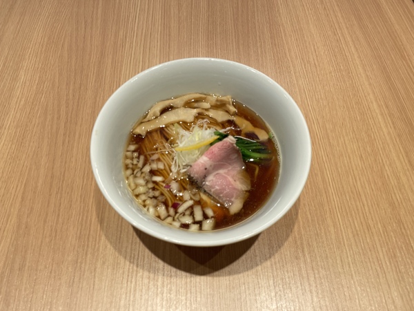10/9(月)限定「純煮干しそば」。境港の煮干しと昆布のスープは、3日かけて炊きあげた最終日ならではの仕上がり 麺の風 祥気