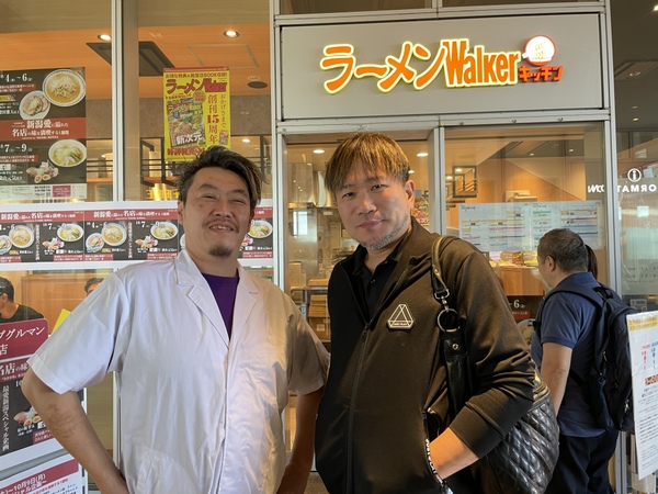 新潟に新しい風を吹き込んだ横山店主に激励の言葉を送る、『我武者羅』蓮沼店主(右) 麺の風 祥気