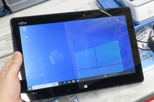 クレードル＆ペン付き！ Windows 10でフルHDの中古ARROWSタブレットが9980円 - 週刊アスキー