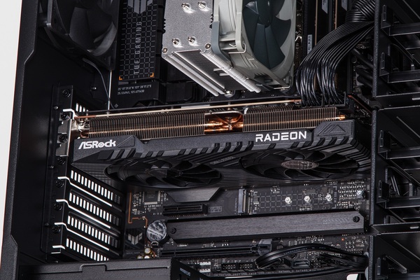 Radeon RX 7800 XT搭載ゲーミングPCを検証 GeForce RTX 4070より安く性能は比肩！