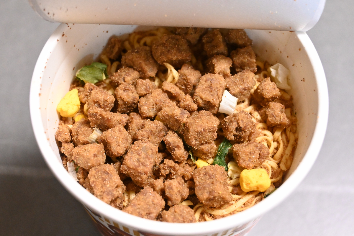 ASCII.jp：謎肉4倍の「まみれ」カップヌードル新発売。気になる