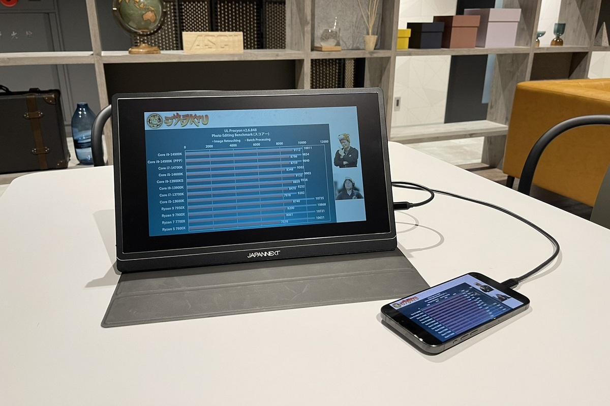 USB Type-CでiPhone 15 Pro Maxの映像出力＆充電できるって本当？ ディスプレー8台で検証