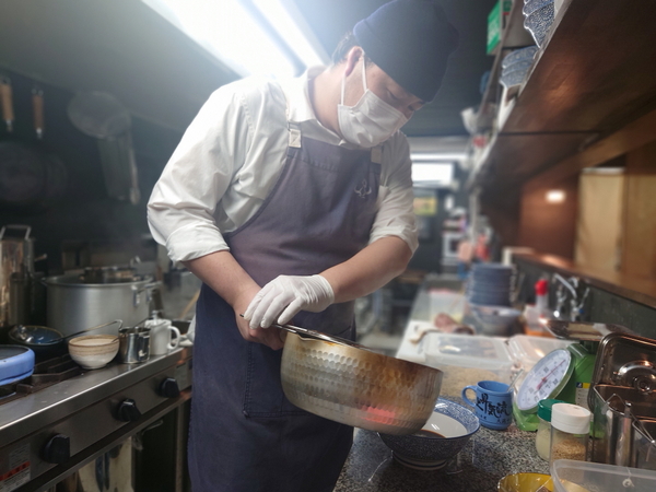 スープは注文毎に小鍋で温め、追い煮干しをして注ぐ