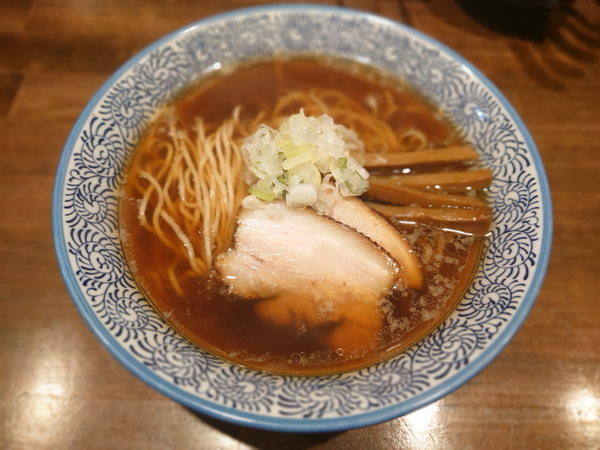 「中華そば」の海苔をよけると、チャーシュー、メンマ、ネギが端正に並ぶ