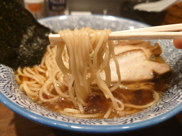 少し細く長めで、啜り心地のよい麺を目指した