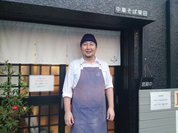 『中華そば 榮田』店主の榮田潤悦さん。常連時代から筋金入りの多賀野愛をたっぷり語ってくれた
