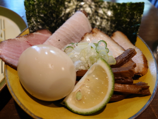 特製は、煮豚バラ・味付の異なる低温調理のロースと肩ロースチャーシュー種類と肉たっぷり
