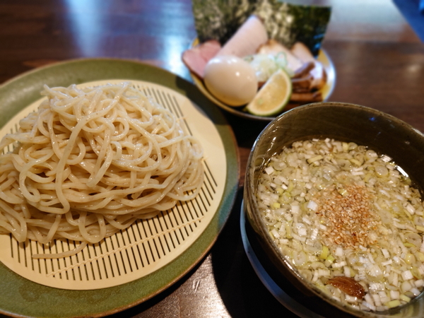 「特製塩つけそば」1300円。噛み応えのある自家製麺はそのまま食べても美味しい