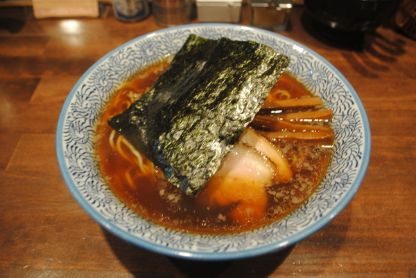 「中華そば」900円。大きな海苔で全貌が見えない分、その下が楽しみ♪