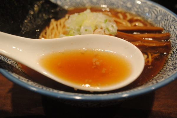 基本は多賀野を忠実に、その先は榮田店主オリジナルの味を求めて秋田の醤油を使用