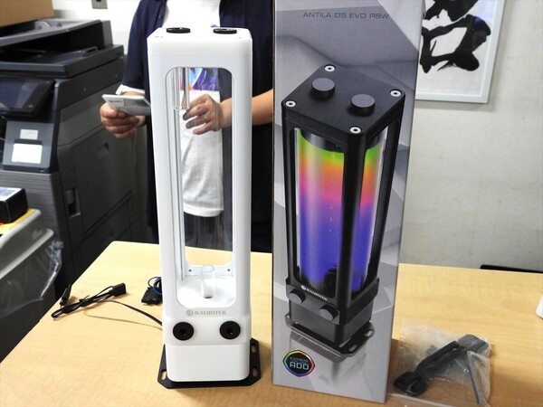 RGB LED内蔵のポンプ一体型リザーバータンクが発売