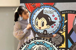 東京都、アニメ×マンホールを限定展示 トークイベントに古賀葵さん登場