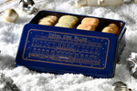 雪景色のホテル外観を描いた“大人のクッキー缶”300個限定販売
