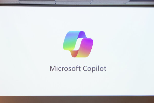 マイクロソフトはAIを活用したサービスブランドを「Copilot」に再編。「Copilot」。アイコンはAIと人が手を結ぶ姿をデザインしている