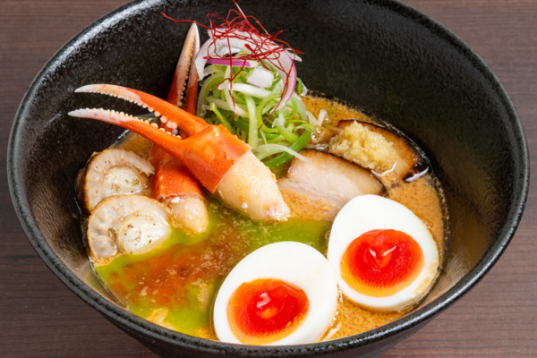 「麺や 麟子鳳雛」が放つ冬の極上麺 カニ煮干し＆紅ズワイガニの風味に食欲マックス！