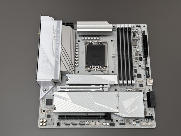 白基板マザーボードと技アリPCケースでコンパクトな液晶一体型ホワイトPCを自作！