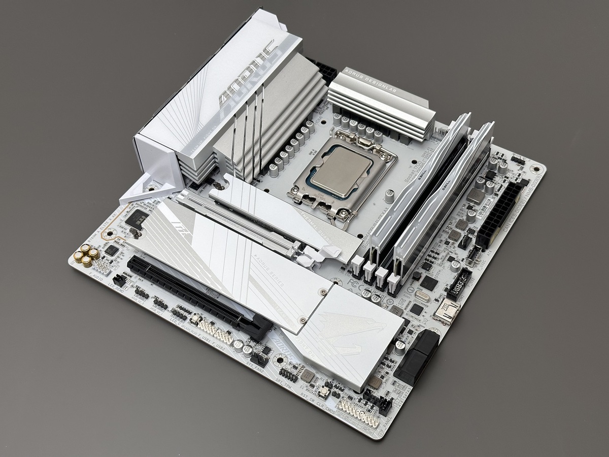 白基板マザーボードと技アリPCケースでコンパクトな液晶一体型ホワイトPCを自作！