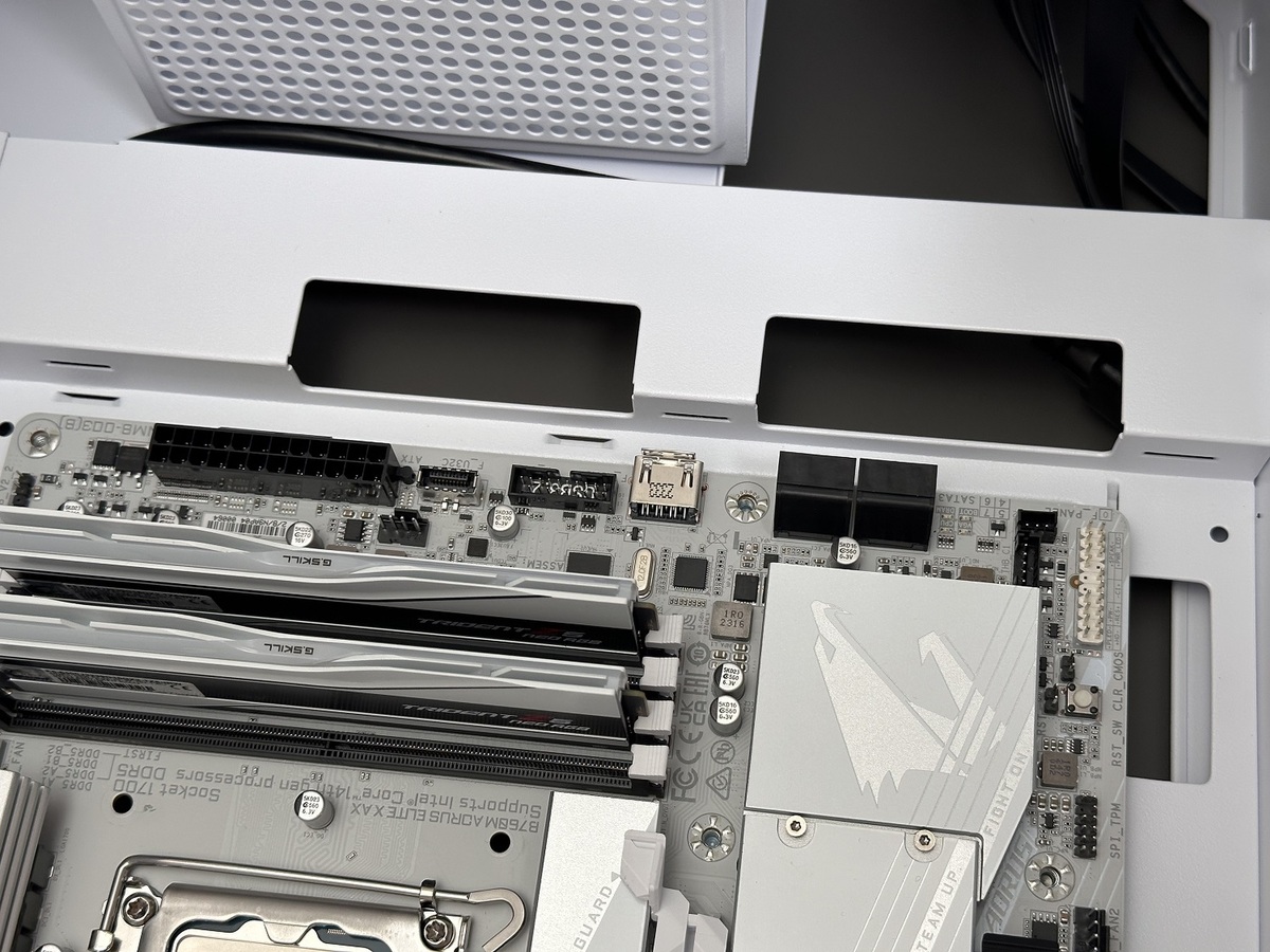 白基板マザーボードと技アリPCケースでコンパクトな液晶一体型ホワイトPCを自作！