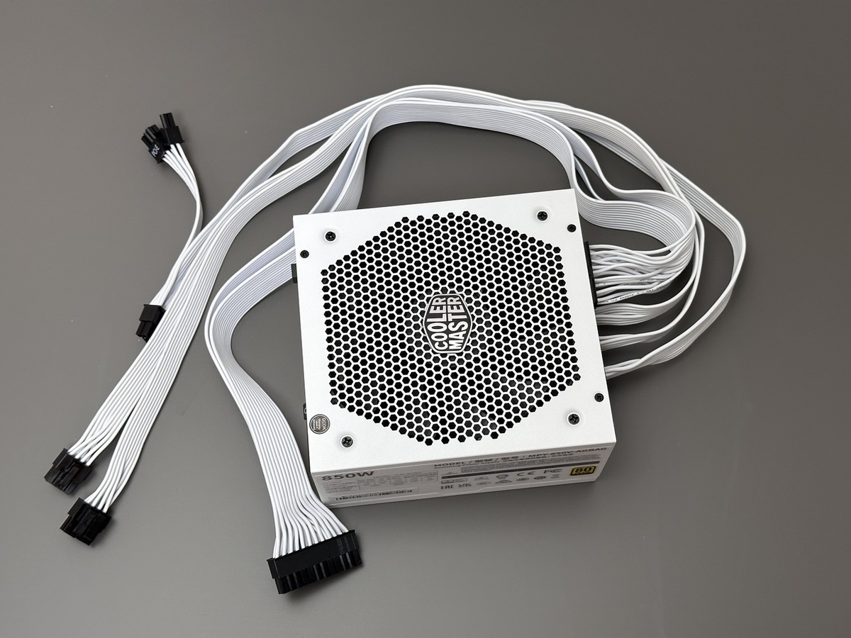 白基板マザーボードと技アリPCケースでコンパクトな液晶一体型ホワイトPCを自作！