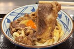 【本日】丸亀製麺でリッチな和牛！ 特別な「すき焼き釜玉」発売