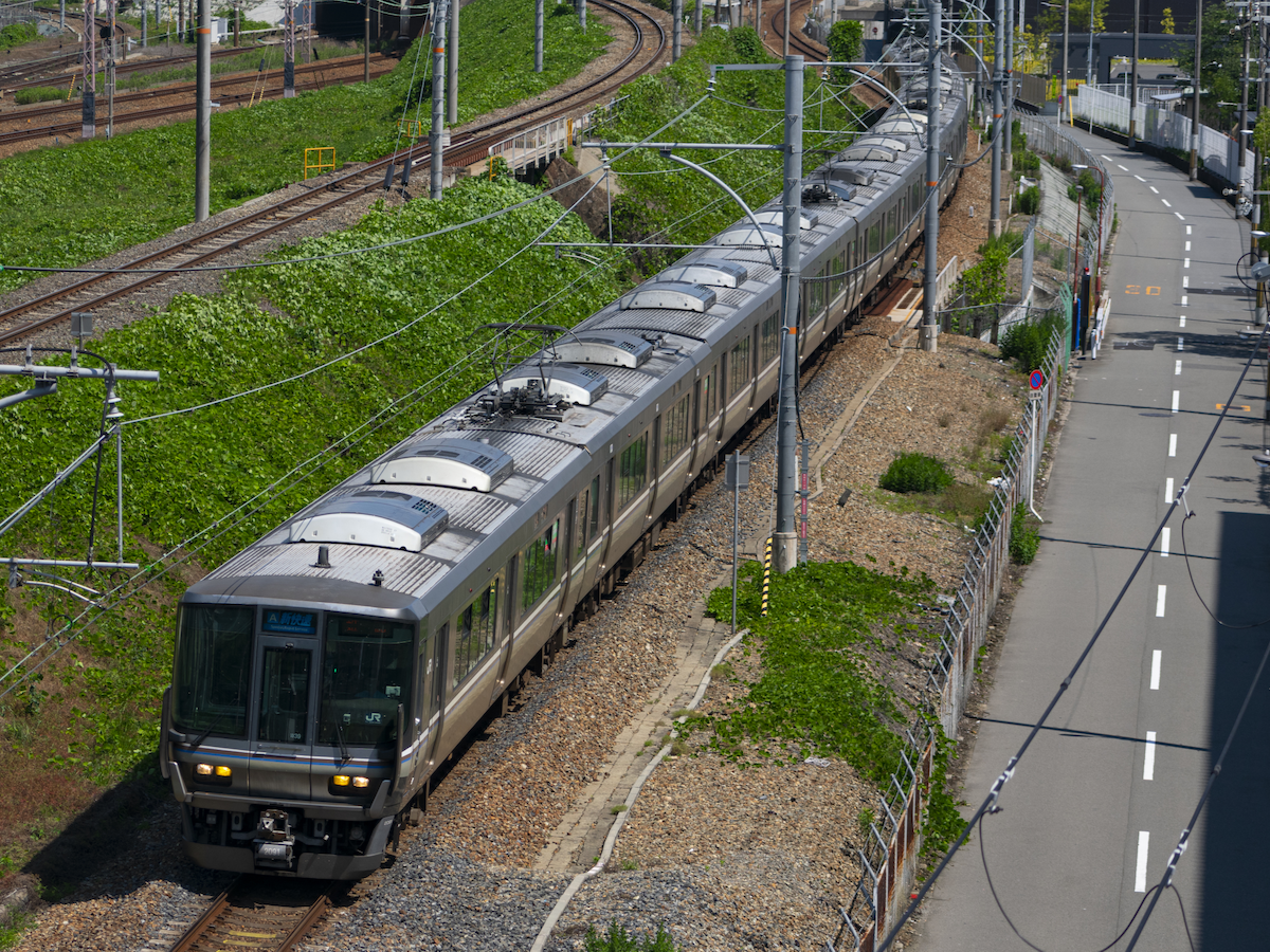 東海道本線を走る新快速列車