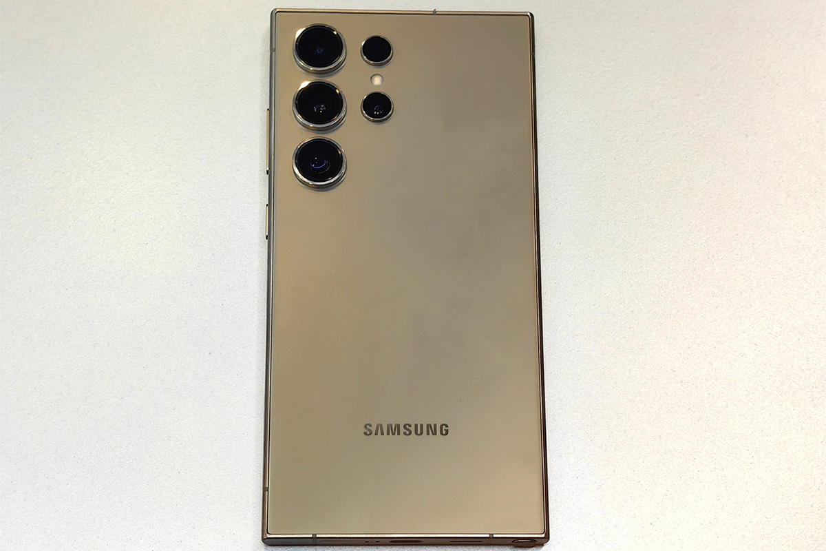 ASCII.jp：サムスンの最上位スマホ「Galaxy S24 Ultra」の実機と超強化