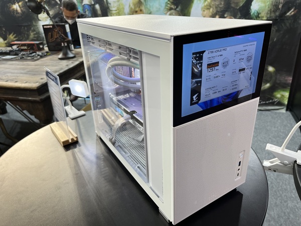 FF14ファンフェスでGIGABYTEが液晶一体型ホワイトPCを展示、黄金のレガシーはこれでOK