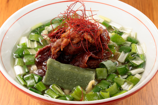 岐阜が誇る飛騨牛が味わえる「麺 㐂色」の贅沢麺！ 甘辛い牛すじと徳田ねぎのマリアージュにやみつき♪