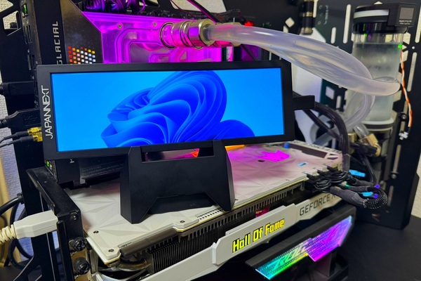 世にも奇妙な5：16の細長い7.8型モバイルディスプレーを試しに触ったら