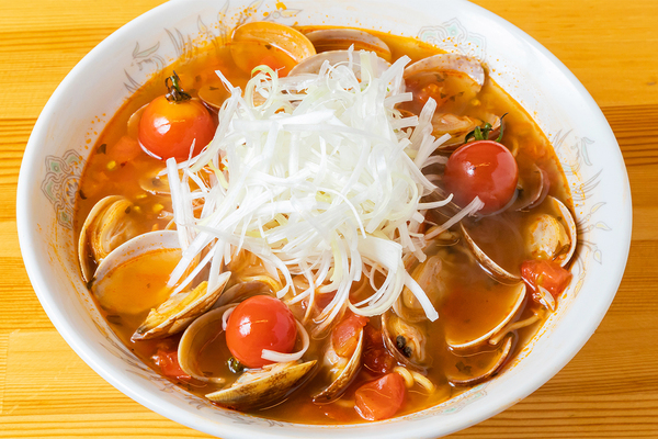 地鶏を巧みに使う「らぁ麺 友膳堂」のイタリアンな一杯！ 福島県産トマトの酸味とアサリの旨味が絶妙なハーモニー♪