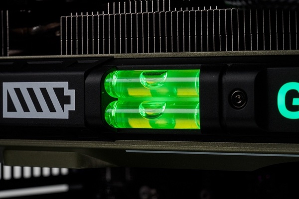 水準器付きRTX 4070 Ti SUPERで装い新たに、空冷でも意外と静かな高