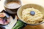 “非豚骨ラーメン”の先端「非豚骨 なお人」がつけ麺に挑戦！ 長崎県産特級ノドグロの旨味と風味が押し寄せる