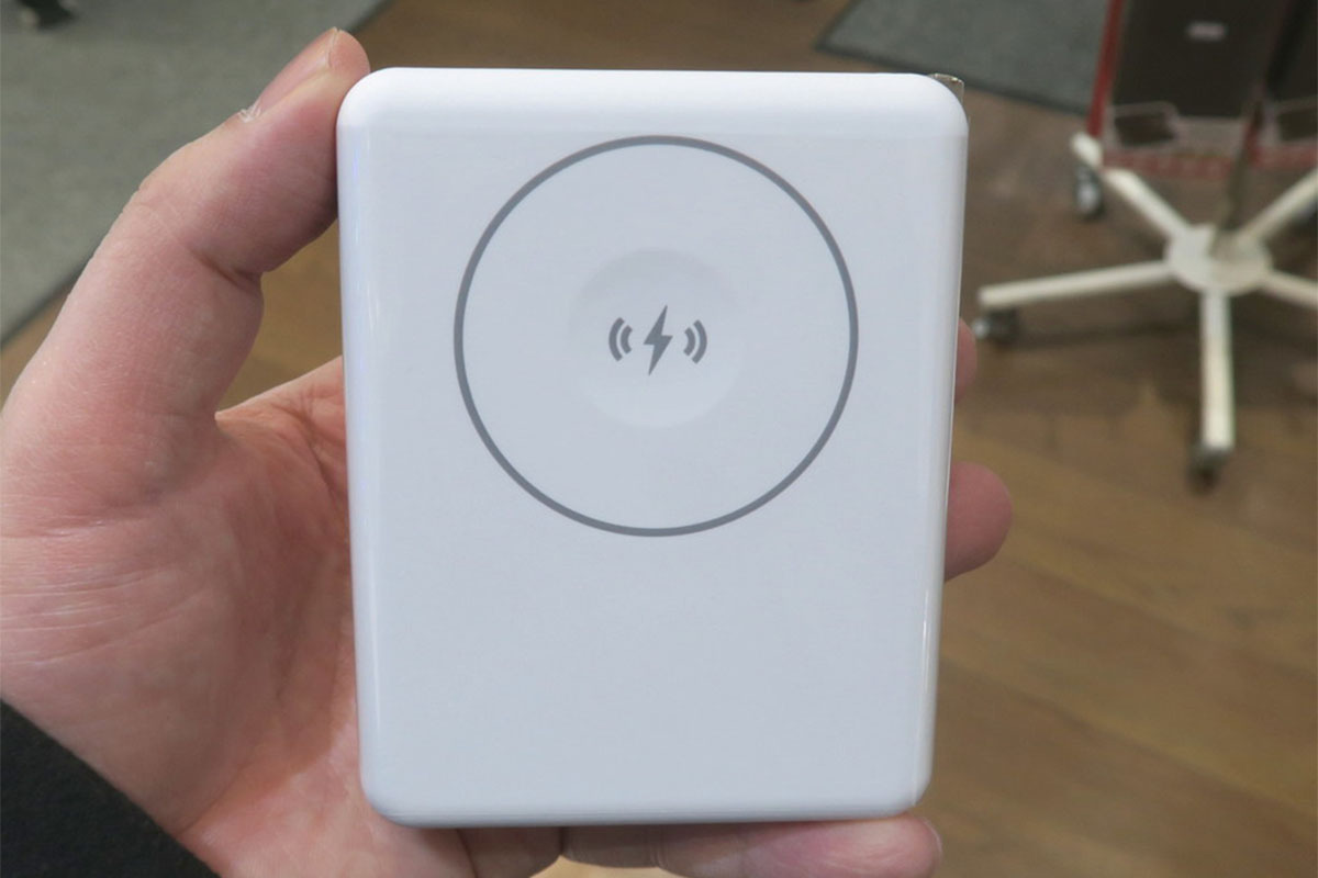 ASCII.jp：ワイヤレス充電やACパススルー充電が可能な65W PD対応の
