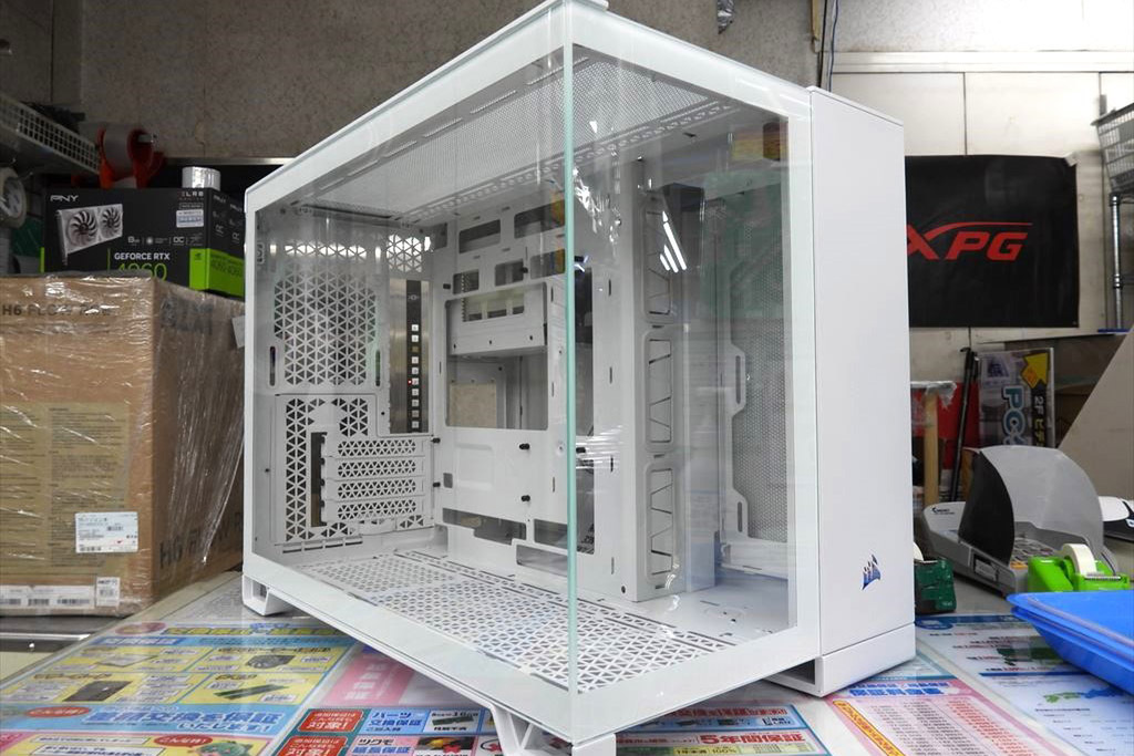 ASCII.jp：ピラーレスデザインで裏配線マザーにも対応するPCケースが