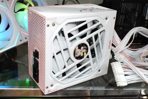 桜柄がデザインされたSeasonicの電源Special Edition Sakuraが発売