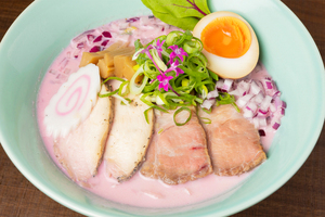 名店「拉麺いさりび」のピンク色スープの衝撃作！ 千葉産ビーツのさわやかさ＆ブランド豚の旨味がマッチ クッキング！