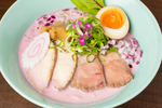 名店「拉麺いさりび」のピンク色スープの衝撃作！ 千葉産ビーツのさわやかさ＆ブランド豚の旨味がマッチ
