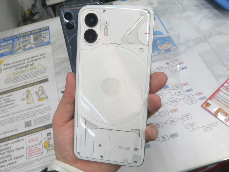 光るスケルトンボディースマホ「Nothing Phone(2)」がアキバで中古