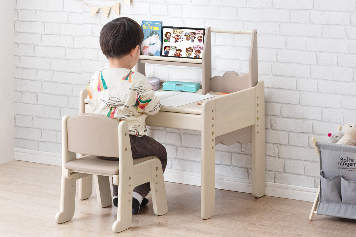 ASCII.jp：タブレットスタンドも備える「上棚付きキッズデスク＆チェア