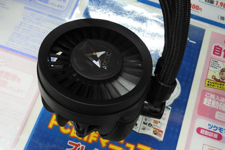 ASCII.jp：水冷ヘッドに60mmファンを備える簡易水冷がArcticから登場