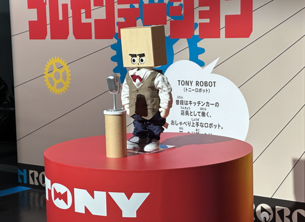 ロボットエンジニアの山田康太さんが制作した「TONY ROBOT」
