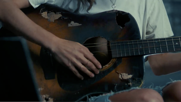 サムスンが公開した動画のギターを演奏するシーンのスクリーンショット