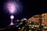 沖縄のリゾートホテルで部屋から花火を楽しむ 「カフー リゾート フチャク コンド・ホテル」夏休み期間には打上げ花火を20日間開催