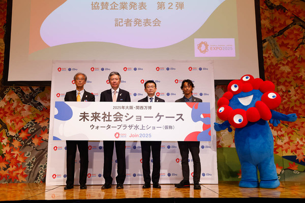 大阪・関西万博の会見に出席した竹中次期社長（左から3人目）