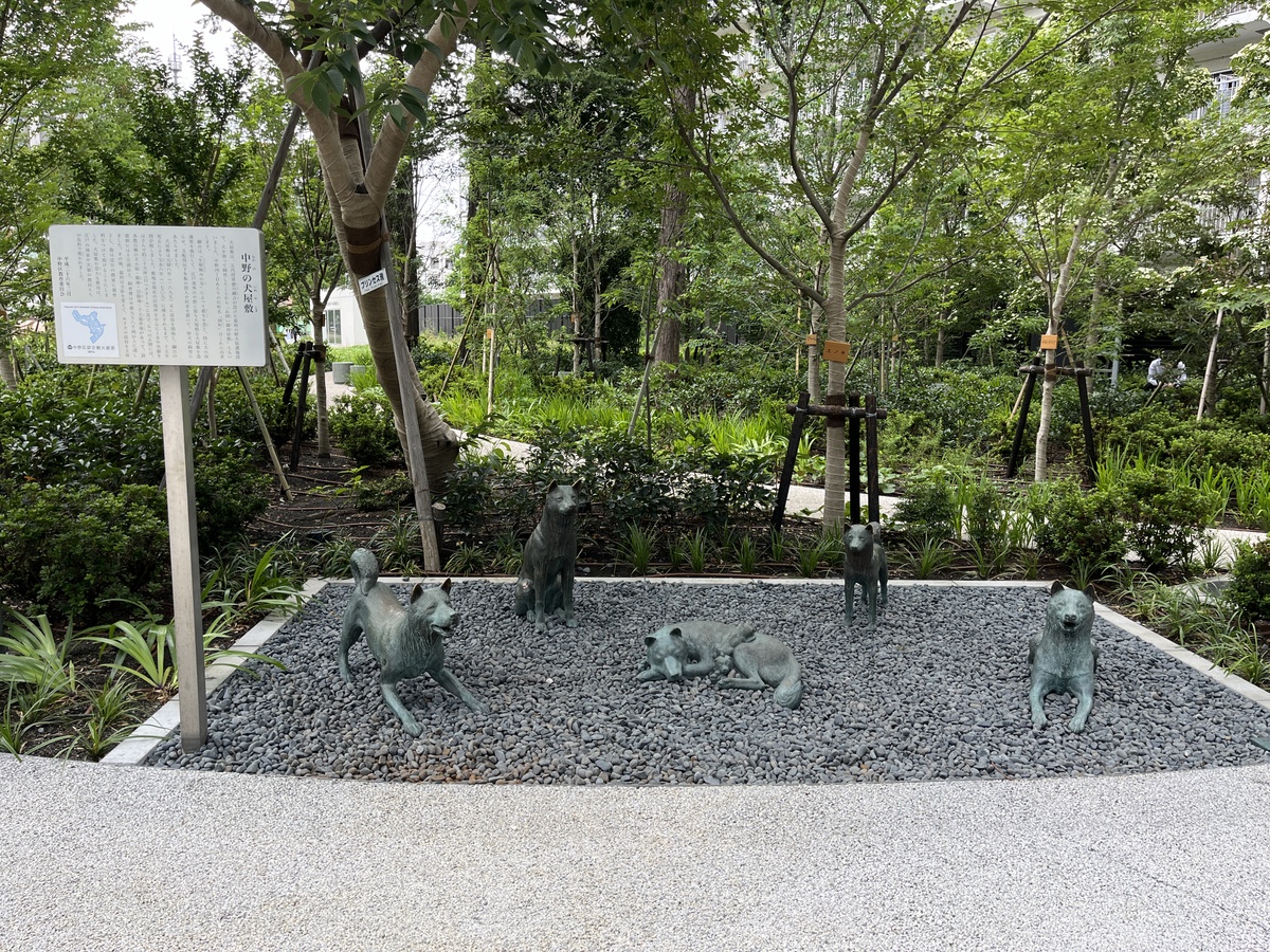 中野区の「犬屋敷跡」犬の像